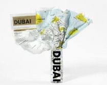 Mapa Dubaja vyrobená z odolného polyetylénového vlákna, ktoré možno pokrčiť, oprať, vložiť do vrecka... Cestovanie je jednoduché.
